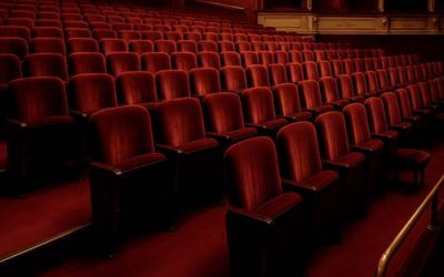 Nettoyage complet de moquettes et fauteuils en tissu dans un théâtre parisien